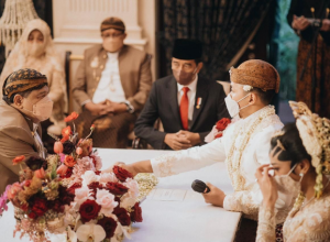 Presiden Joko Widodo menjadi saksi pernikahan Putri Tanjung dan Guinandra Jatikusumo