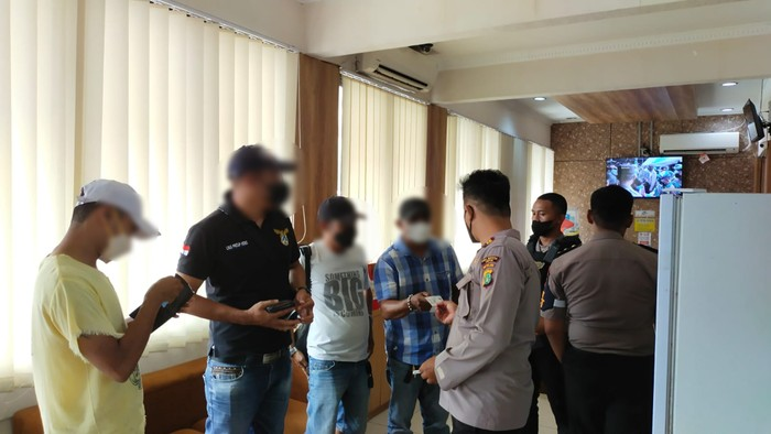 Foto: Lima orang debt collector di Depok dibawa ke kantor polisi gegara tarik mobil kreditan di jalanan