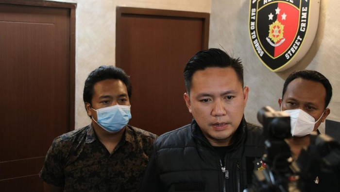 Kapolsek Sawah Besar Kompol Maulana Muqarom (tengah) menjelaskan penangkapan pelaku pembunuhan wanita di Sawah Besar, Jakarta Pusat.