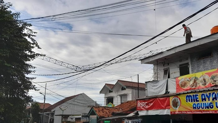 Tower listrik di Jl Poltangan Raya, Jagakarsa, Jaksel, roboh diterpa angin kencang