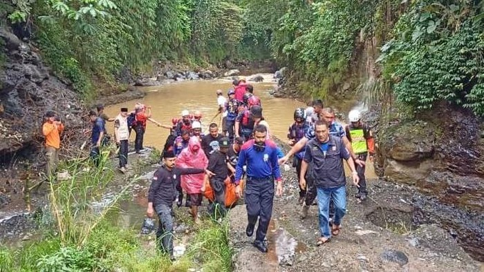 Evakuasi jasad pria di Bogor yang tenggelam di Sungai Ciliwung