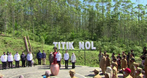 Foto: Presiden Jokowi bersama para menteri dan gubernur hadir di Titik Nol Ibu Kota Nusantara, Kecamatan Sepak, Kalimantan Timur, Senin (14/3/2022). Foto: Presiden Jokowi bersama para menteri dan gubernur hadir di Titik Nol Ibu Kota Nusantara, Kecamatan Sepak, Kalimantan Timur, Senin (14/3/2022).