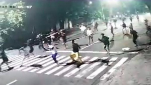 Tangkapan layar tawuran yang terjadi di Surabaya.