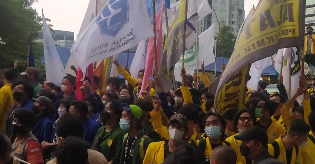 Foto: Aliansi BEM SI demo di dekat KPK