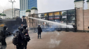 Demo ricuh di depan DPR, polisi tembakka gas air mata dan water canon ke arah massa