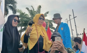 Bu Nunik berdemo di tengah massa mahasiswa.