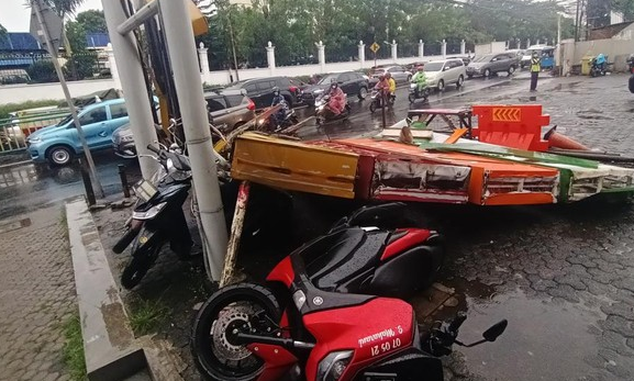 Papan Reklame di Fatmawati Roboh Diterjang Hujan Angin, Timpa 3 Motor