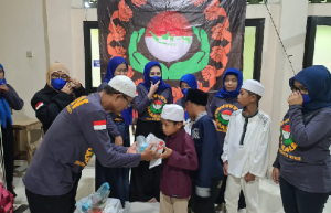 Pemberian santunan kepada masing-masing anak secara simbolis diberikan oleh H Nana Supriyatna mewakili GPN...dn disaksikan oleh pihak tokoh masyarakat setempat.. Pemberian santunan kepada masing-masing anak secara simbolis diberikan oleh H Nana Supriyatna mewakili GPN...dn disaksikan oleh pihak tokoh masyarakat setempat..