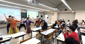 Mahasiswa Keio University antusias belajar tari piring dalam program Mahasiswa Keio University antusias belajar tari piring dalam program
