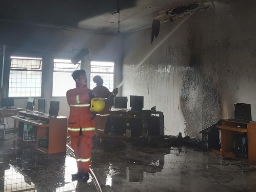 Foto: Ruang ujian praktik komputer di SMK Nasional, Grogol, Limo, Depok, terbakar. Sejumlah komputer di ruangan tersebut ikut hangus terbakar.