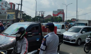 Kondisi lalu lintas Jl Arief Rahman Hakim, Depok, macet imbas penutupan perlintasan KA Dewi Sartika, Rabu (18/5/2022). Kondisi lalu lintas Jl Arief Rahman Hakim, Depok, macet imbas penutupan perlintasan KA Dewi Sartika, Rabu (18/5/2022).