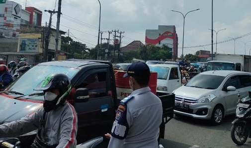 Kondisi lalu lintas Jl Arief Rahman Hakim, Depok, macet imbas penutupan perlintasan KA Dewi Sartika, Rabu (18/5/2022).