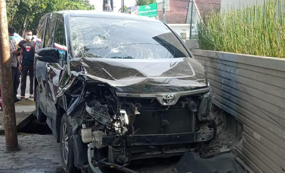 Kondisi mobil yang menabrak dan melindas pemotor di Medan