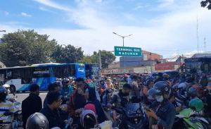 Taman Margasatwa Ragunan (TMR), Jakarta Selatan diserbu wisatawan pada hari kedua lebaran 1443 Hijriah hingga mengakibatkan Jalan Harsono RM macet, Selasa (3/5).