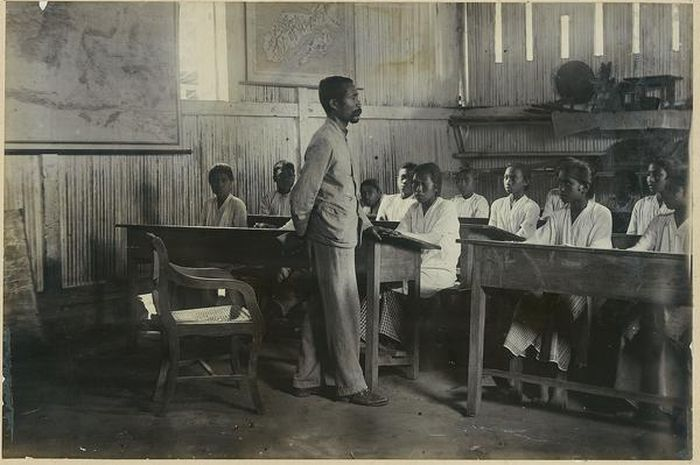 Guru dan murid-murid sekolah di Ambon, Hindia Belanda, sekitar 1900.