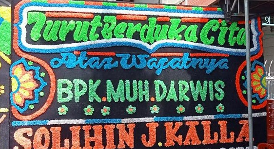 Staf Wakil Presiden RI ke-10 dan ke-12 Jusuf Kalla, Muhammad Darwis, meninggal dunia saat salat Idul Fitri pagi tadi di Makassar. Tampak karangan bunga dari Solihin Jusuf Kalla selaku CEO Kalla Group.