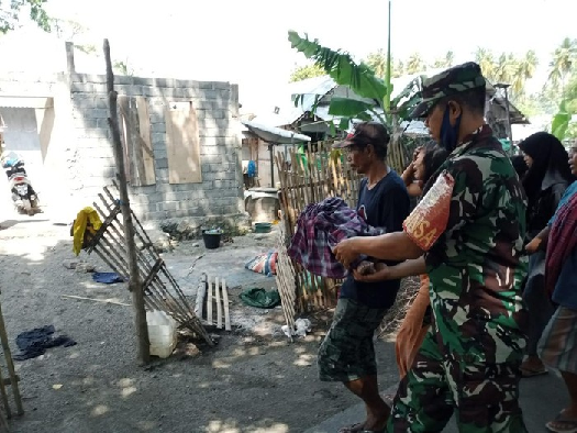 Warga bersama petugas membantu mengevakuasi jasad balita yang ditemukan tewas mengapung di Pantai Selayar.