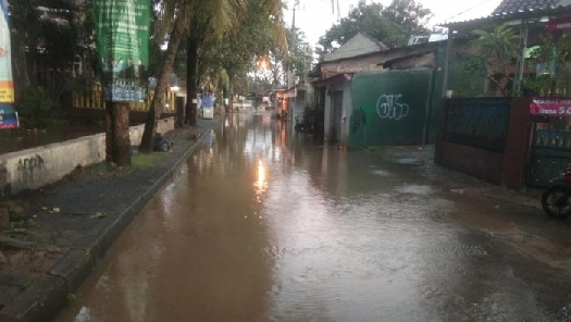 Kondisi banjir di permukiman penduduk RT 01/01 Mampang, Pancoran Mas, Depok, Rabu (18/5/2022) pukul 08.56 WIB. (Foto: dok. Istimewa)