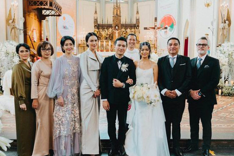 Sophia Latjuba unggah foto keluarga saat pernikahan Eva Celia dan Demas Narawangsa