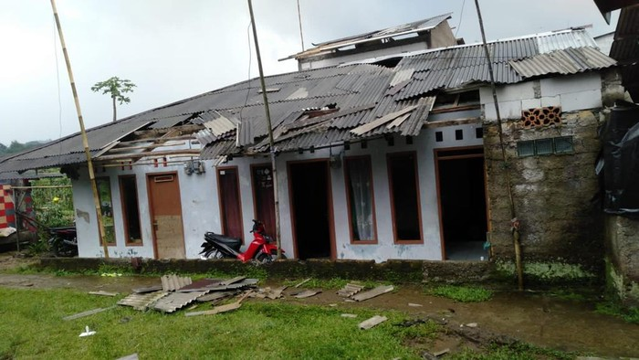 salah satu rumah rusak akibat puting beliung