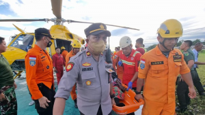 Foto: Evakuasi korban helikopter mendarat darurat di Mimika, Papua