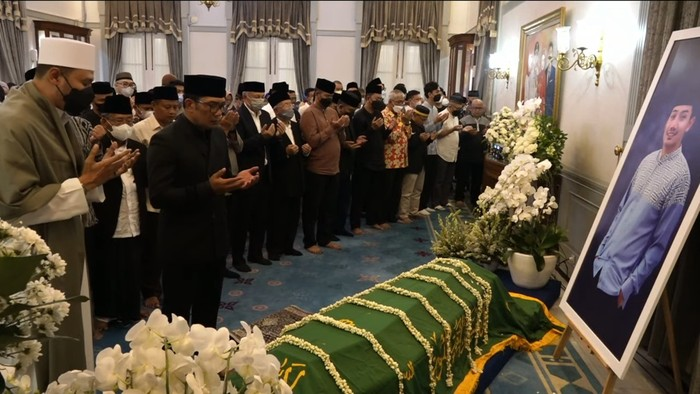 Ridwan Kamil dan tokoh lainnya berdoa untuk Eril setelah salat jenazah (Tangkapan Layar YouTube/Humas Jabar).