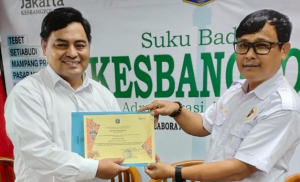 Ketua Koordinatoriat PWI Jakarta Selatan, Edi Kuswanto terima penghargaan dari Suku Badan Kesbangpol Jaksel