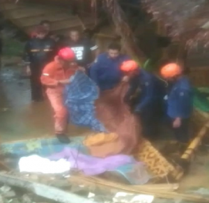 Petugas Damkar Kota Depok sedang mengevakuasi Korban yang meninggal