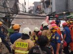 Petugas Damkar Sedang Evakuasi Korban Bangunan Roboh di Johar