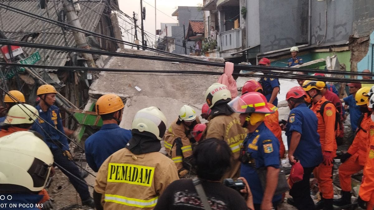 Petugas Damkar Sedang Evakuasi Korban Bangunan Roboh di Johar