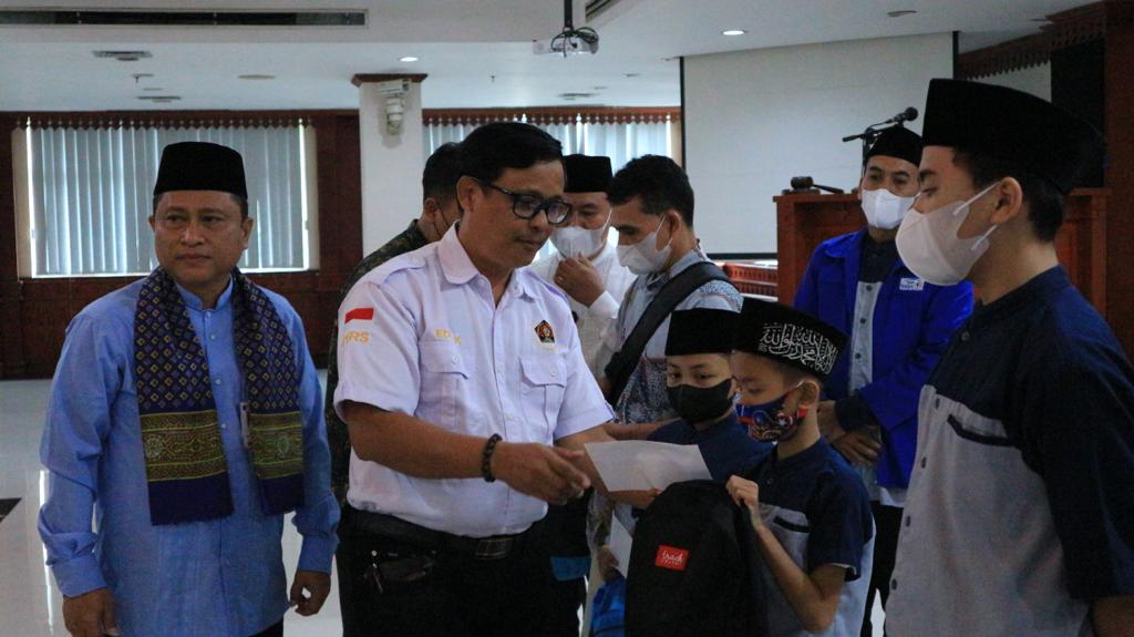 Ketua PWI Jakarta Selatan Edy Kuswanto Memberikan Santunan Kepada Anak Yatim