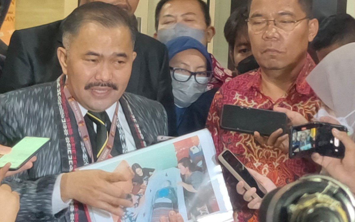 Kuasa Hukum Keluarga Brigadir J Kamaruddin Simanjuntak Menunjukan Foto Almarhum Brigadir J