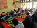 Suasana warung makan kepala manyung Bu Fat yang ramai pengunjung saat makan siang, Kamis, 19 Juli 2018, di Semarang.