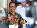 Menko Polhukam Mahfud MD memberikan keterangan kepada Media Menko Polhukam Mahfud MD memberikan keterangan kepada Media