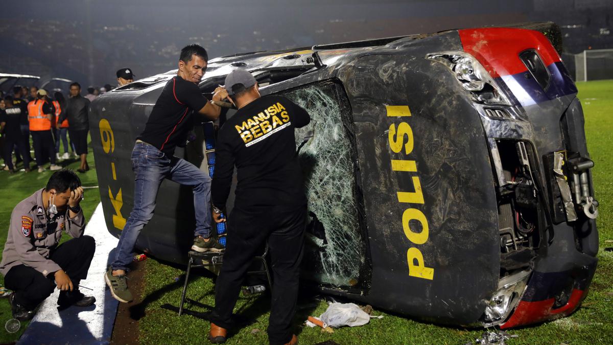 Mobil Polisi Terbalik Saat Kerusuhan Setelah Laga Pertandingan BRI Liga 1 antara Arema dan Persebaya di Stadion Kanjuruhan Malang