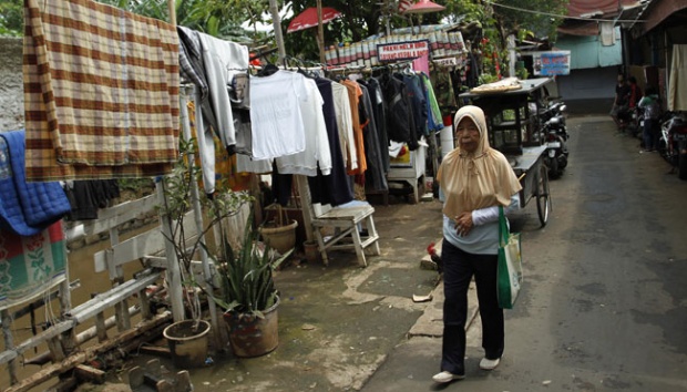 Warga Melintasi Kawasan Bantaran Kali Krukut