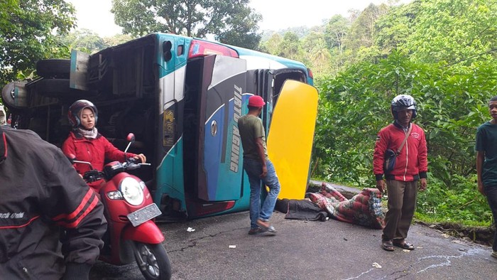 Bus rombongan mahasiswa Unri