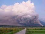 Gunung Semeru Erupsi Muntahkan Abu Vulkanik Sejauh 17 KM