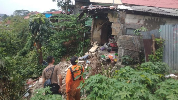 Rumah warga Paledang, Bogor, rusak karena terbawa longsor