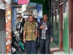 Walikota Administrasi Jakarta Selatan, Mujirin (kanan) didampingi Camat Keb. Baru, Tomi Menyusuri Lorong sempit.