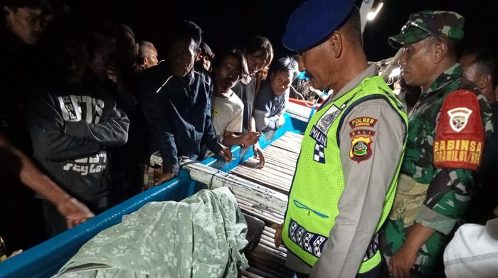 Foto: Penemuan mayat di pesisir Pantai Pebuahan, Desa Banyubiru, Kecamatan Negara, Kabupaten Jembrana, Bali, Sabtu (7/1/2023).