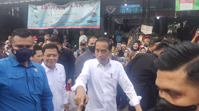 Presiden Jokowi Blusukan ke Pasar Tugu Depok menyapa Warga dan Mengecek Harga Kebutuhan Pokok