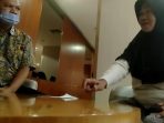 Rita Sari Membeberkan Permasalahan kepada Petugas di Jakarta