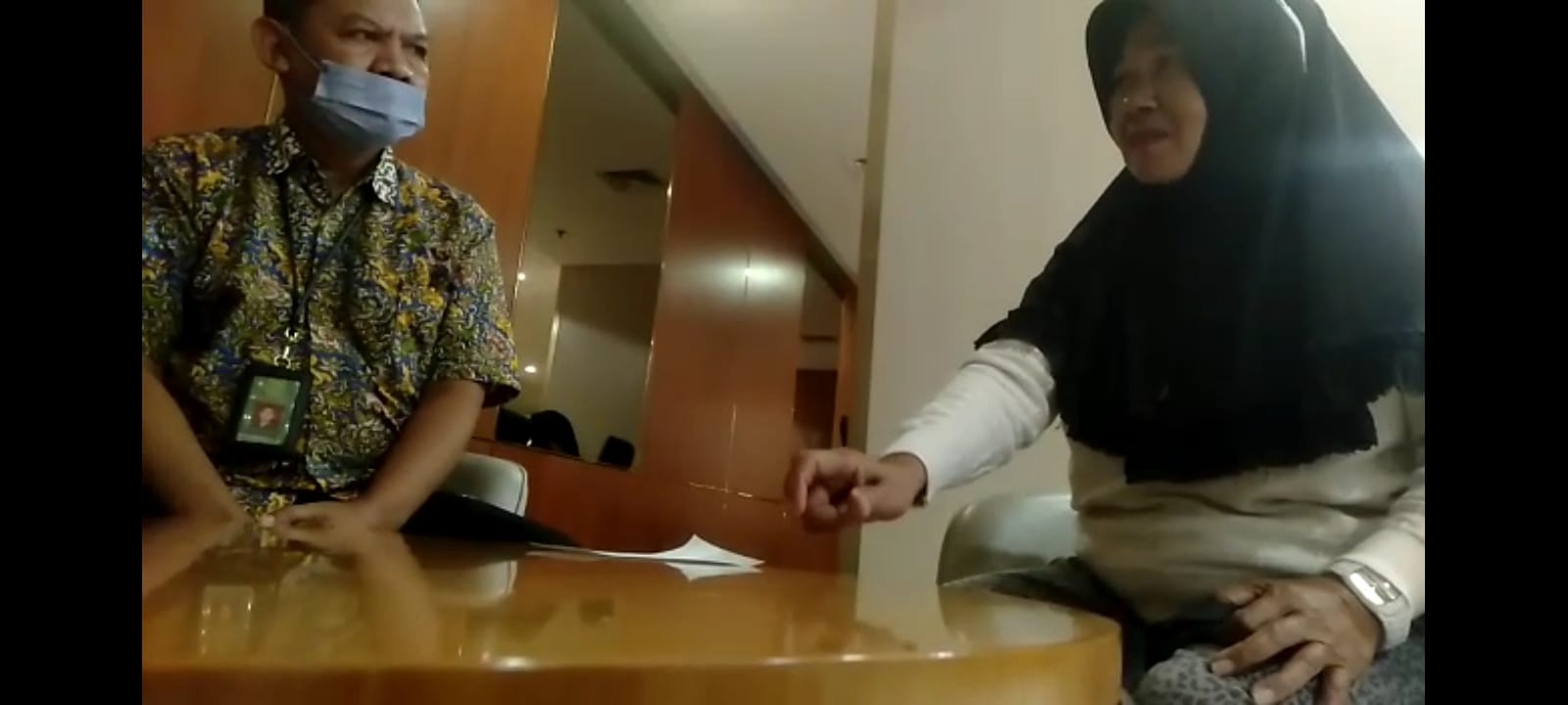 Rita Sari Membeberkan Permasalahan kepada Petugas di Jakarta