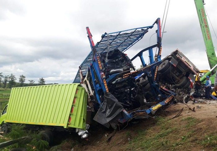 Kendaraan Yang Terlibat Dalam Kecelakaan Beruntun di Tol Semarang Solo Boyolali