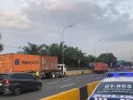 sejumlah truk parkir di bahu jalan Tol Sedyatmo kamis 4 Mei 2023 pagi diusir polisi