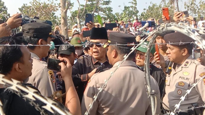 Pimpinan Mahad Al Zaytun Panji Gemilang (peci hitam)