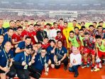 Presiden Jokowi bersama Timnas Indonesia usai pertandingan melawan Argentina