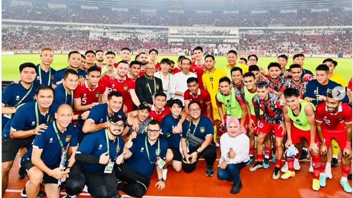 Presiden Jokowi bersama Timnas Indonesia usai pertandingan melawan Argentina