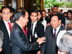 Presiden Jokowi dan Menteri Pertahanan Prabowo Subianto tersenyum bersama di Malaysia